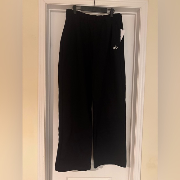 ALO Yoga Black Accolade Sweatpants - Picture 3 of 5
